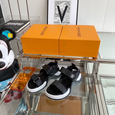 LOUIS VUITTON LV路易威登 2021新款魔術貼涼鞋 專櫃最新款 頂級品質，鞋面原版進口牛皮，牛皮內裡，抽真空大底，專櫃買版一比一出貨，碼數35-39