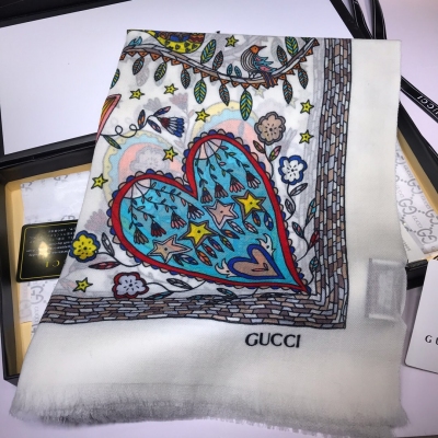GUCCI古馳圍巾 愛心美物羊絨 經典的Gucci字母圖案 是今年的流行元素 最新款系列 小鳥與愛心的相互襯托 完美的詮釋了這時尚的設計風格 100*200cm大尺寸