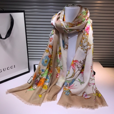 GUCCI古馳圍巾 花卉美物羊絨 經典的Gucci字母圖案 是今年的流行元素 最新款系列 花卉與字母的相互襯托 完美的詮釋了這時尚的設計風格 100*200cm大尺寸