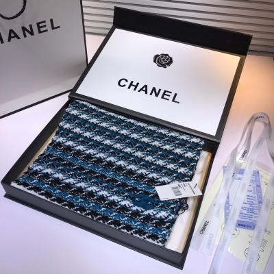 Chanel香奈兒圍巾 現貨顏色看圖 非常別致的銀絲COCO 很減齡年輕的款式。專櫃最新銀絲線編織長巾 素幽藍 和梅紅色 別致款 30*180cm 尺寸