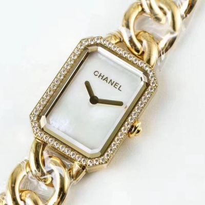 Premiere1987年推出，是香奈兒的第一款腕表，其獨特的八角形錶盤，藍寶石水晶鏡面，設計靈感來自於巴黎芳登廣場的形狀。瑞士石英機芯，外觀尺寸20X28X6.6（可拆卸錶鏈、適合大小手寸）