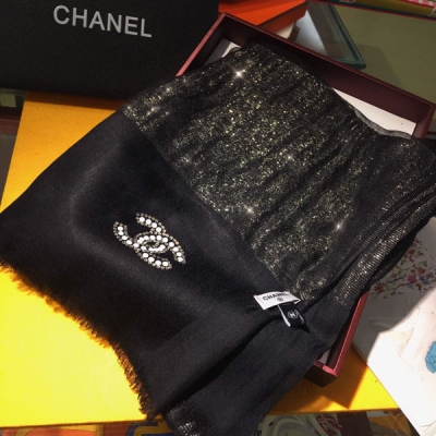 Chanel香奈兒圍巾 低調高奢無論在哪種場合，都能變得高雅有品，超有品味的單品說實話，實物真的高級太多太多了！就是拍不出實物那種女神美極品精英高手級別的時髦感圍巾這款Chanel的款，實物真的越看越愛C的東西真的都是很