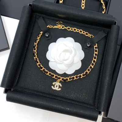 CHANEL香奈兒 Vintage Choker 非常推薦，上身效果一級棒，Vintage這樣一股濃烈的復古風，在現在看來確是特別得賦有現代的時尚感，一款值得你收藏的 Vintage Choker