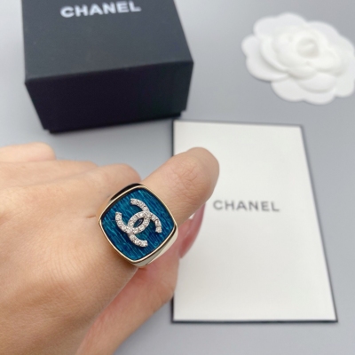CHANEL香奈兒 新款戒指 樹脂材質搭配鑲嵌水晶的雙C標示。簡約清新 上身立體飽滿、百搭又甜美