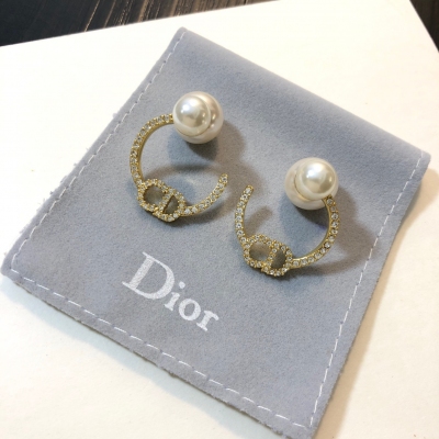 Dior迪奧 耳釘搭配是淑女風的完美示範。與簡潔又不失細節的細緻，質感、份量還非常好！???????