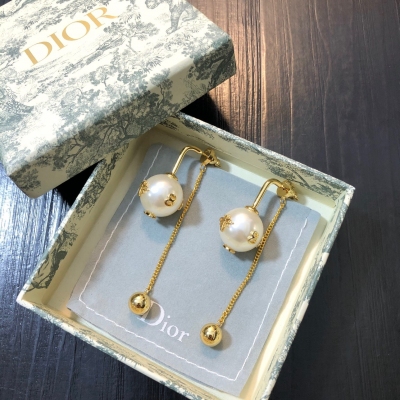Dior迪奧耳釘搭配黃銅五金，以菱形圖案組成，紋路細膩飽滿！復古個性、柔韌而優雅、百搭時尚