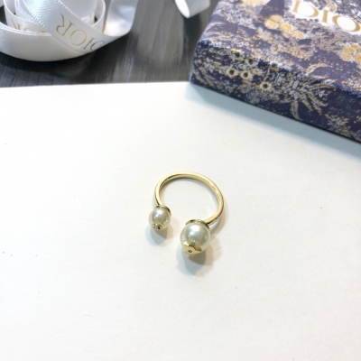 Dior迪奧戒指 正品黃銅底材搭配各種日常和約會造型，隨性又經典美美小仙女推薦自留