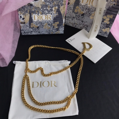 Dior迪奧 女士腰鏈，復古五金帶有CD標誌，簡單而時尚感，是當下流行趨勢，上身效果慵懶隨性范兒讓人心動