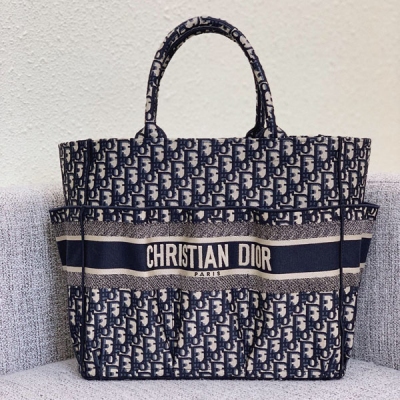 DIOR迪奧 Book tote 春夏系列圓丁包 氣場炸開系列tote，全新版型. 高密度Oblique 刺繡、 度刷爆Ins圈，標誌品牌 Logo 依舊深入人心 超高容量增加隔層設計 日常皆當辣媽、潮爸帶娃神器 美貌與實