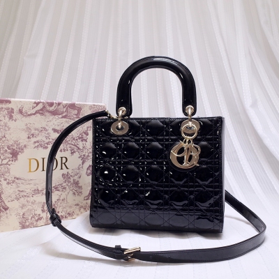 DIOR迪奧 Lady Dior 五格手袋包面縫紉的菱格紋被世人所稱Cannage，靈感源自拿破崙三世的椅子 採用頂級進口漆皮，手工技術到細節諸如4個懸掛在包把上的原單五金，都是經過純手工安裝，于1995年重新更名為“戴妃