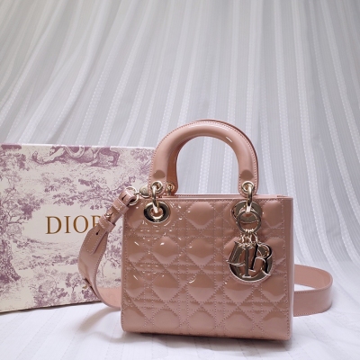DIOR迪奧 Lady Dior 字母肩帶 四格手袋包面縫紉的菱格紋被世人所稱Cannage，靈感源自拿破崙三世的椅子 採用頂級進口漆皮，手工技術到細節諸如4個懸掛在包把上的原單五金，都是經過純手工安裝，于1995年重新更