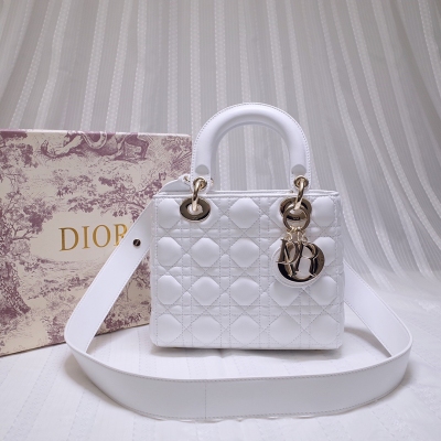 DIOR迪奧 Lady Dior 字母肩帶 四格手袋包面縫紉的菱格紋被世人所稱Cannage，靈感源自拿破崙三世的椅子 採用頂級進口牛皮，手工技術到細節諸如4個懸掛在包把上的原單五金，都是經過純手工安裝，于1995年重新更