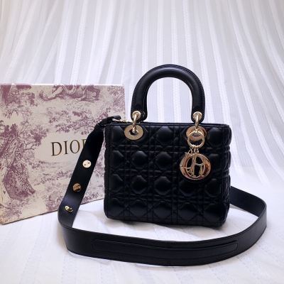DIOR迪奧 Lady Dior 徽章肩帶 四格手袋包面縫紉的菱格紋被世人所稱Cannage，靈感源自拿破崙三世的椅子 採用頂級進口牛皮，手工技術到細節諸如4個懸掛在包把上的原單五金，都是經過純手工安裝，于1995年重新更
