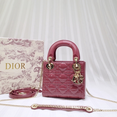 DIOR迪奧 Lady Dior 三格手袋包面縫紉的菱格紋被世人所稱Cannage，靈感源自拿破崙三世的椅子 採用頂級進口漆皮，手工技術到細節諸如4個懸掛在包把上的原單五金，都是經過純手工安裝，于1995年重新更名為“戴妃