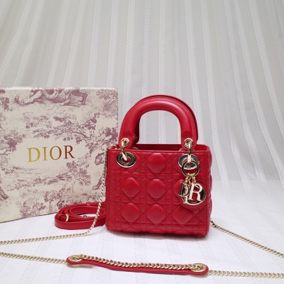DIOR迪奧 Lady Dior 三格手袋包面縫紉的菱格紋被世人所稱Cannage，靈感源自拿破崙三世的椅子 採用頂級進口羊皮，手工技術到細節諸如4個懸掛在包把上的原單五金，都是經過純手工安裝，于1995年重新更名為“戴妃