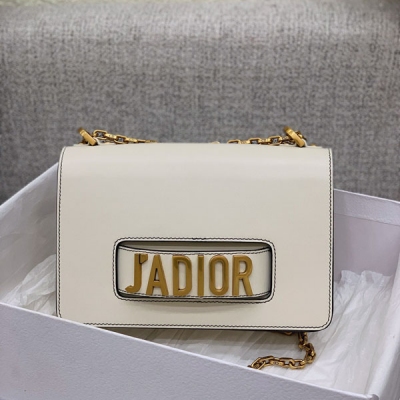 Dior迪奧 JADIOR Maria Grazia是Dior品牌史上第一位女性設計師. 她加入 讓Dior更年輕、更酷、更有女性意識. J'ADIOR源於法語的“J'adore”意為“我愛” 對於這款 J'ADIOR 已