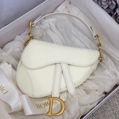 Dior迪奧 saddle bag 高雅白、又是小爆款、對於 oblique 毫無抵抗力、隨之、這一季推出白色oblique 、恐怕又襲炫整個時尚圈了 尺寸：19cm/25cm