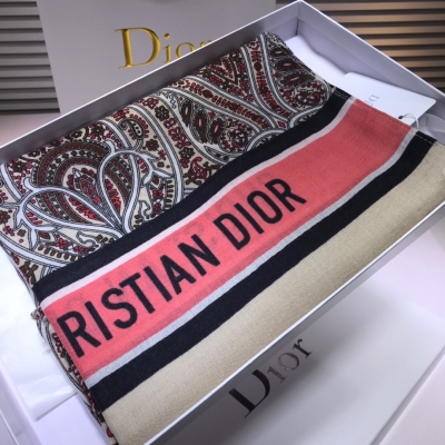 Dior迪奧圍巾 透進骨子裡的高級Dior優雅風滿滿的D經典元素！這款羊絨的設計真的非常好看，特別又非常日常非常有質感，很強烈的詮釋奢侈品時髦的態度非常非常有調性，有品味的一款，最好的300支羊絨面料，非常柔軟舒適、很好