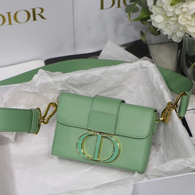 Dior迪奧 Mini Box琺瑯扣系列 M9032薄荷綠 30 Montaigne 產品系列靈感源自蒙田大道 30 號，款式經典，彰顯 Dio.r 品牌的標誌性風格。這款精巧的手袋採用薄荷綠色光面牛皮革精心製作，打造優雅