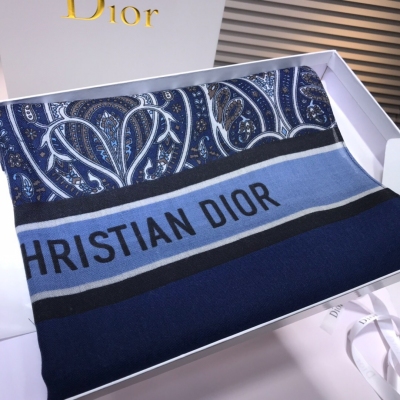 Dior迪奧圍巾 透進骨子裡的高級Dior優雅風滿滿的D經典元素！這款羊絨的設計真的非常好看，特別又非常日常非常有質感，很強烈的詮釋奢侈品時髦的態度非常非常有調性，有品味的一款，最好的300支羊絨面料，非常柔軟舒適、很好