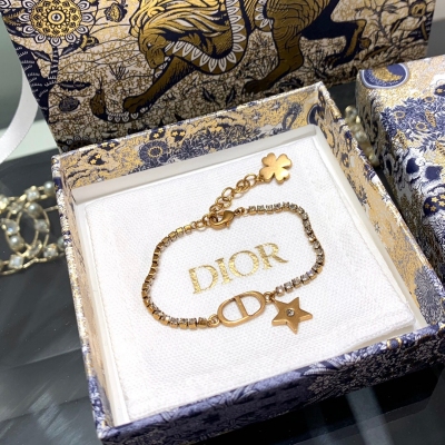 Dior迪奧 CD五角星手鏈 一致正品黃銅材質，顆顆施華洛水晶，Silver Shadow顏色，銀色裡邊透著，深邃的灰色質感非常推薦