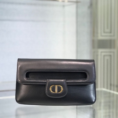 DIOR迪奧 30 Montaigne 產品系列靈感源自蒙田大道 30 號，款式經典，彰顯 Dior 品牌的標誌性風格。這款手拿包採用黑色羊皮精心裝飾，打造優雅經典的造型。翻蓋飾以復古金色飾面金屬“CD”扣環