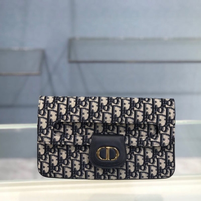 DIOR迪奧 30 Montaigne 產品系列靈感源自蒙田大道 30 號，款式經典，彰顯 Dior 品牌的標誌性風格。這款手拿包採用藍色 Oblique 印花精心裝飾，打造優雅經典的造型。翻蓋飾以復古金色飾面金屬“CD”