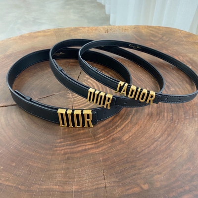 Dior迪奧皮帶 這款 D-Fence 腰帶採用黑色光滑牛皮革精心製作，飾以復古金色金屬“DIOR”腰帶扣。款式高雅，寬大的輪廓突顯腰部曲線，可與各式裝扮搭配，提升格調。D-Fence“DIOR”腰帶扣 內部飾有“Chr