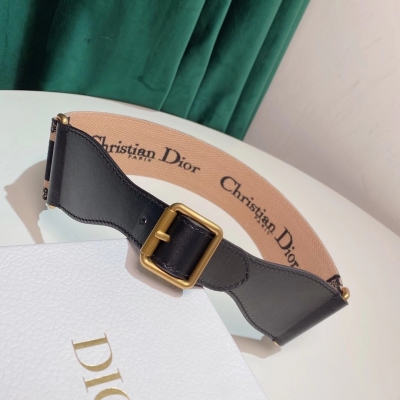 Dior迪奧皮帶 這款全新的“Christian Dior”腰帶飾有品牌刺繡徽標，該徽標因標誌性的 Book Tote 手袋而廣為人知。背面飾有黑色與深灰色標誌性圖案。這款腰帶飾有同色系牛皮革腰帶環，正面呈錐形並由復古金