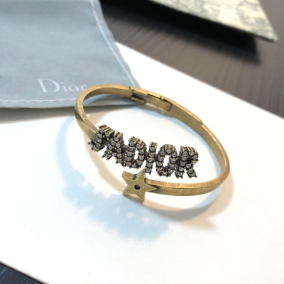Dior迪奧 本季最時尚手環設計獨特，材質選用，實物美得無法拒絕