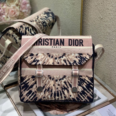 Dior迪奧 最新 郵差包 煙花粉 2021新一季CD 寶藏刺繡郵差包來喇，Dior的包包真的是越出越美啊 刺繡圖案結合滿滿的煙花感 滿滿的高貴冷豔感，精緻又高級 圖案無結構 輕便 空間大 帆布面料舒服隨意感 也是單品搭配
