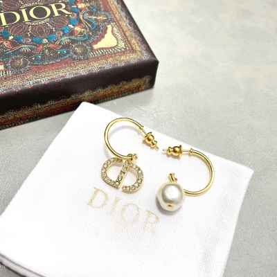 Dior迪奧 CD字母耳環 黃銅材質！