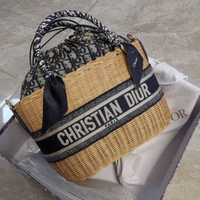 Dior迪奧 新款 Dior Wicker 籃子包採用柳條手工精心編織而成，是一款經典的時尚單品。內部配有一個小袋，以藍色 Oblique 印花襯裡並帶有拉鍊口袋和抽繩，精緻的細節彰顯 Dior 歷久彌新的精湛工藝。靈感源
