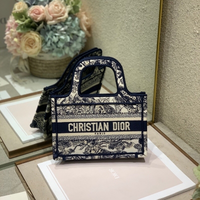 Dior迪奧 深藍色老虎 迷你號 Dior Mini Book tote 復古又時髦的凹造型單品 精湛的刺繡工藝完美呈現 隨手一搭就能給搭配帶來亮點 這款mini號太闊愛了！ 小小的包型裝點零碎的小東西也很方便呐 誰用誰時