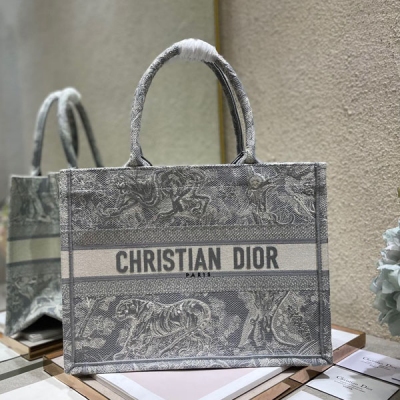 Dior迪奧 茹伊淺灰老虎 小號 Dior book tote 購物袋 這款Book Tote手袋靈感來自女裝創意總監瑪麗亞·嘉茜婭·蔻麗（Maria Grazia Chiuri）是體現Dior審美的主打產品。可收納各種日