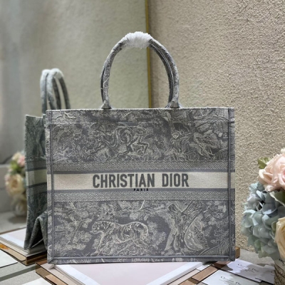 Dior迪奧 茹伊淺灰老虎 大號 Dior book tote 購物袋 這款Book Tote手袋靈感來自女裝創意總監瑪麗亞·嘉茜婭·蔻麗（Maria Grazia Chiuri）是體現Dior審美的主打產品。可收納各種日