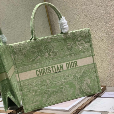 Dior迪奧 淺綠老虎 大號 Dior book tote 購物袋 這款Book Tote手袋靈感來自女裝創意總監瑪麗亞·嘉茜婭·蔻麗（Maria Grazia Chiuri）是體現Dior審美的主打產品。可收納各種日常用