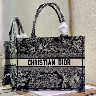 Dior迪奧 黑老虎 小號 Dior book tote 購物袋 這款Book Tote手袋靈感來自女裝創意總監瑪麗亞·嘉茜婭·蔻麗（Maria Grazia Chiuri）是體現Dior審美的主打產品。可收納各種日常用品
