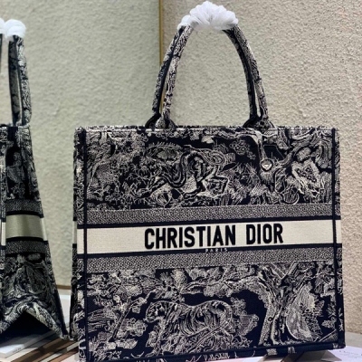 Dior迪奧 黑老虎 大號 Dior book tote 購物袋 這款Book Tote手袋靈感來自女裝創意總監瑪麗亞·嘉茜婭·蔻麗（Maria Grazia Chiuri）是體現Dior審美的主打產品。可收納各種日常用品