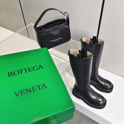 Bottega Veneta BV 2020秋冬新款黑色厚底鬆緊長筒靴，高品質！今年秋冬最流行的馬丁靴，ins博主人手必備！舒適增高5cm，大底拉長腿部線條，原版一比一開發，全油邊工藝，鞋面全粒面小牛皮，內裡羊皮，橡膠材