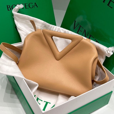 BOTTEGA VENETA BV 新款三角形手提包 THE TRIANGLE 658476 又是一個爆款的預警整體包型由 V 字型標誌 簡潔溫柔 馬卡龍色系超級少女 瞬間讓人融化 包身採用小牛皮製成，呈現自然的褶皺廓形