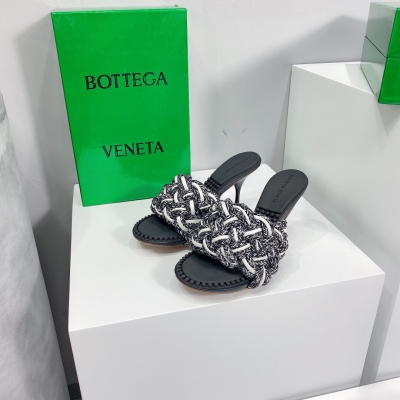 Bottega Veneta BV新款編織圓頭高跟拖鞋，最新高跟麻花豆豆拖鞋。簡約高級的設計適合搭配各種風格的衣服，讓每個人都穿出自己的風格！鞋面採用原版訂做特殊面料，全手工編織，特別耗時耗料。義大利進口原色注膠真皮大底