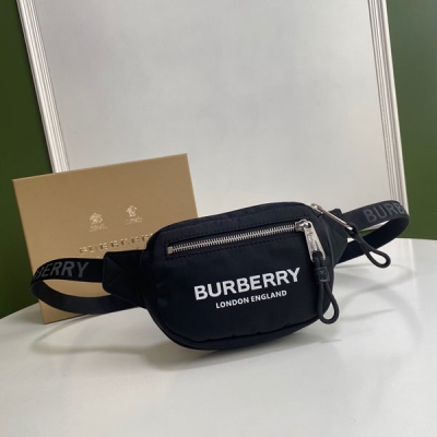 BURBERRY巴寶莉 腰包借鑒九十年代街頭風格，煥新選用亮澤感塗層帆布打造，印有品牌徽標與標誌性條紋。可用包帶斜背或系於腰部31 x 7.5 x 16cm