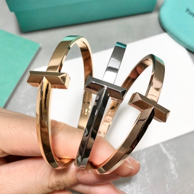 Tiffany&Co蒂芙尼 新款T1系列超火手環 簡潔線條 彰顯獨一無二的個性風采 實物絕對種草 材質 V金