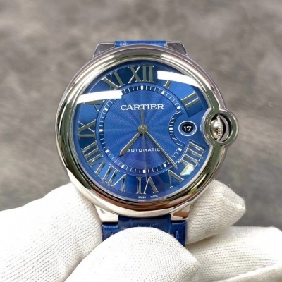 Cartier卡地亞藍氣球42mm系列腕錶，藍色錶盤！圓潤典雅，盡顯高貴氣質！腕表尺寸42mmX13mm 316L精鋼錶殼經cnc的極致打磨，光澤煥發。精細程度不亞於正品，將原版獨特的神韻完美體現。原廠級的盤面，指針和尖