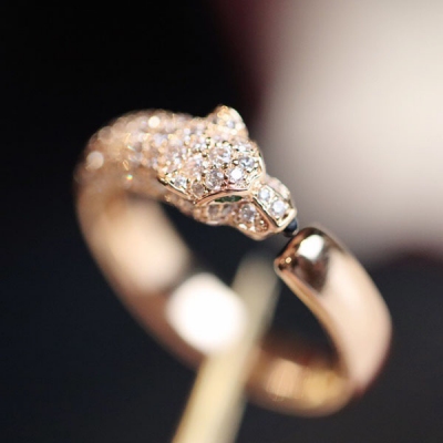 Cartier卡地亞 Parthere系列 把美洲豹最優美的身姿臥於您的玉指,是不是很有趣?它更是一個藝術作品,為生活增加色彩,美洲豹是卡地亞品牌的標識性動物,卻每一個作品都不樣的神態身姿眼神！購入正品專業3D起版，採用珠