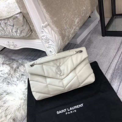 YSL SLP Yves Saint laurent聖羅蘭 New （大號）LOULOU PUFFER 絎縫小羊皮包，100%小羊皮製作，手感柔軟細膩，猶如懷抱雲朵 般的感受；經典的Y家logo、鏈條及扣眼五金均採用銀色拉