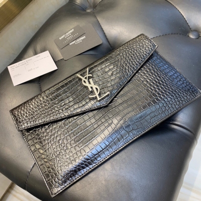 YSL Yves Saint laurent SLP聖羅蘭 小號信封手拿包，配有飾以金屬 YSL 標誌的翻蓋。尺寸 27*16*2CM 小牛皮 金色金屬五金 型號565739