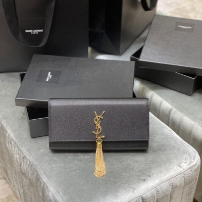 Yves Saint laurent YSL 聖羅蘭 Classic Kate手包 經典翻蓋手拿包 極具代表性的金屬logo標誌，進口義大利魚子醬牛皮，簡單的流蘇裝飾，整體低調精緻又百搭，手拿包夾在手臂下or拿在手裡凹造型