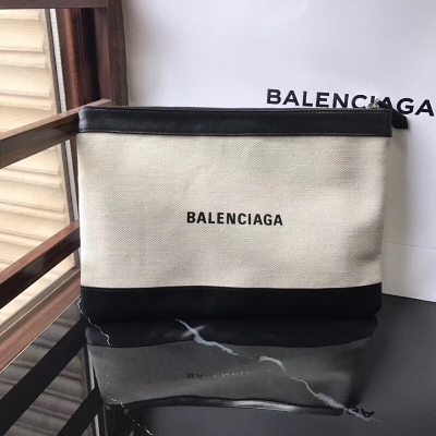 Balenciaga巴黎世家新款帆布手拿包，簡單時尚，夏日裡最好搭配的單品 尺寸34*23cm，進口小羊皮配原單洗水帆布 編碼 107白色